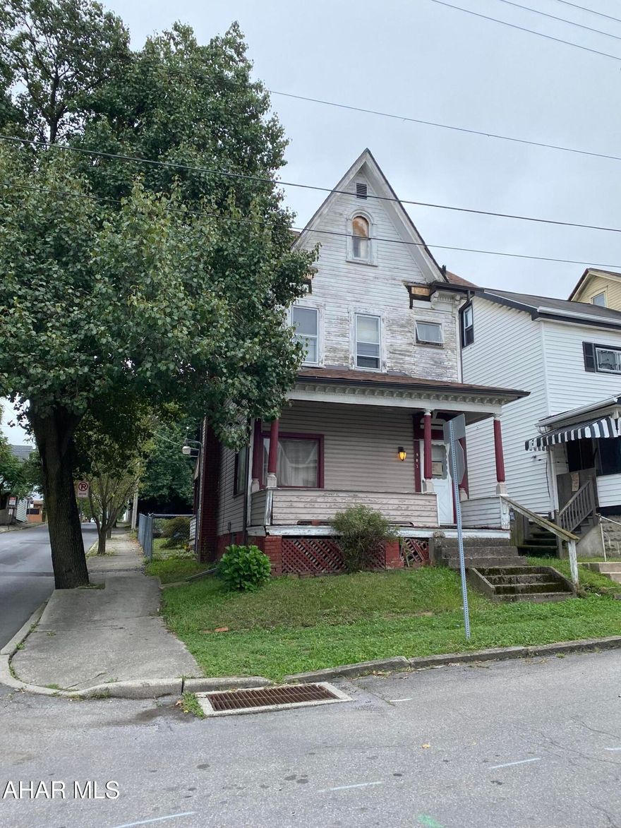 2-story, 2 bedroom, 1 bath home in move-in condition! Interior is ready to go, exterior needs TLC. Newer roof, drywall and updated bath. Fenced corner lot in the middle of the city - close to everything.  Priced cheap and ready for a new owner. Perfect starter or investment!