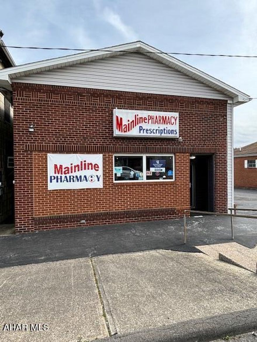 The open span floor plan can offers many possibilities.  Restaurant, Bakery, Gift Shop, Hair Salon  etc. Raised floor platform can be easily removed 
Square footage to be verified by buyer