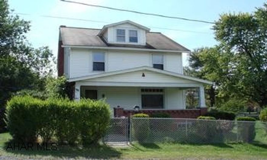 3 Bedrooms 2 bath Vinyl Home on 3.26 Acres.