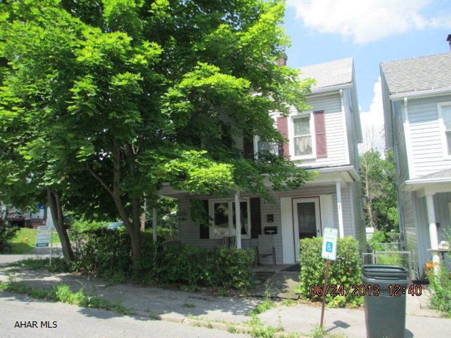 Nice Starter home or investment property.Newer windows, newer vinyl siding, 100 amp CB, HW tank approx 5 yr old.