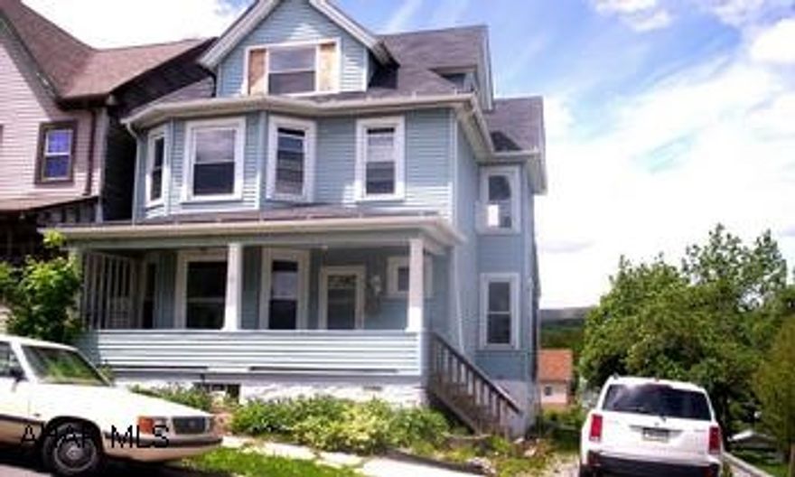 2 1/2 sty, vinyl sided, garage. 2 1/2 story vinyl sided home, comp shingle roof, replacement windows, 1.5 baths, detached garage, 100 AMP electric.  Needs paint and floor coverings.