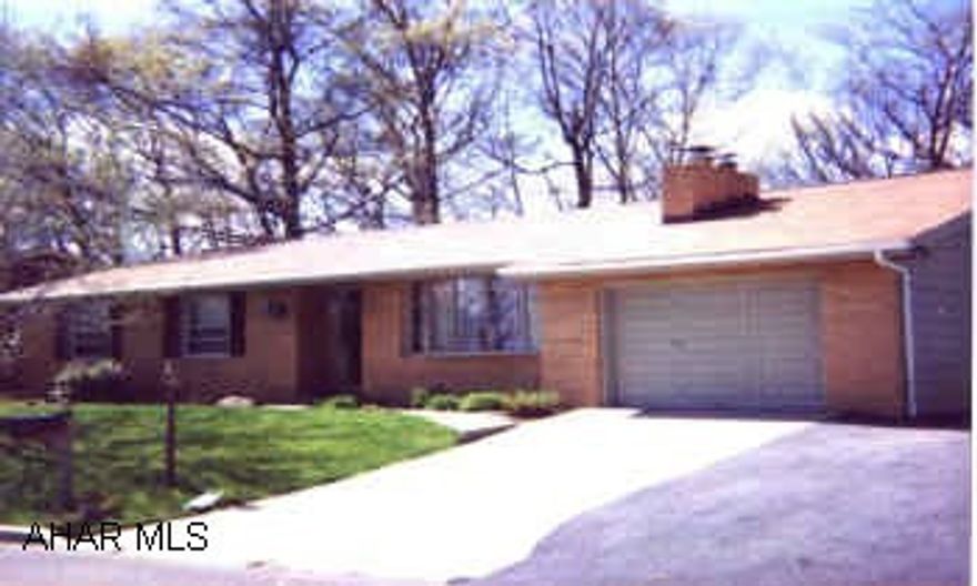 MOVE IN CONDITION. 4 BEDROOMS, 3 BATHS, HARDWOOD FLOORS. MOVE IN CONDITION. 4 BEDROOMS, 3 BATHS, HARDWOOD FLOORS.