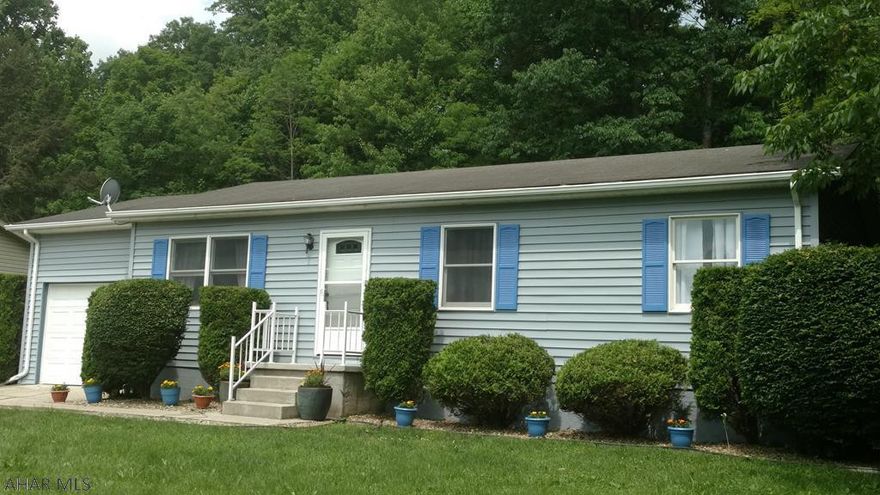 Lovely 3 BR, 1 story in move-in condition.  1 car attached garage, semi-private, flat wooded back yard.  Beautiful package - won't last!  Call Listing Agent for an appointment!