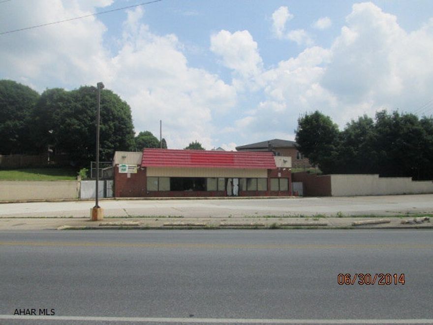 COMMERCIAL BUILDING -LOTS OF OPPORTUNITY AND ROAD FRONTAGEH.V.A.C.  LENNOX ROOF MOUNTED