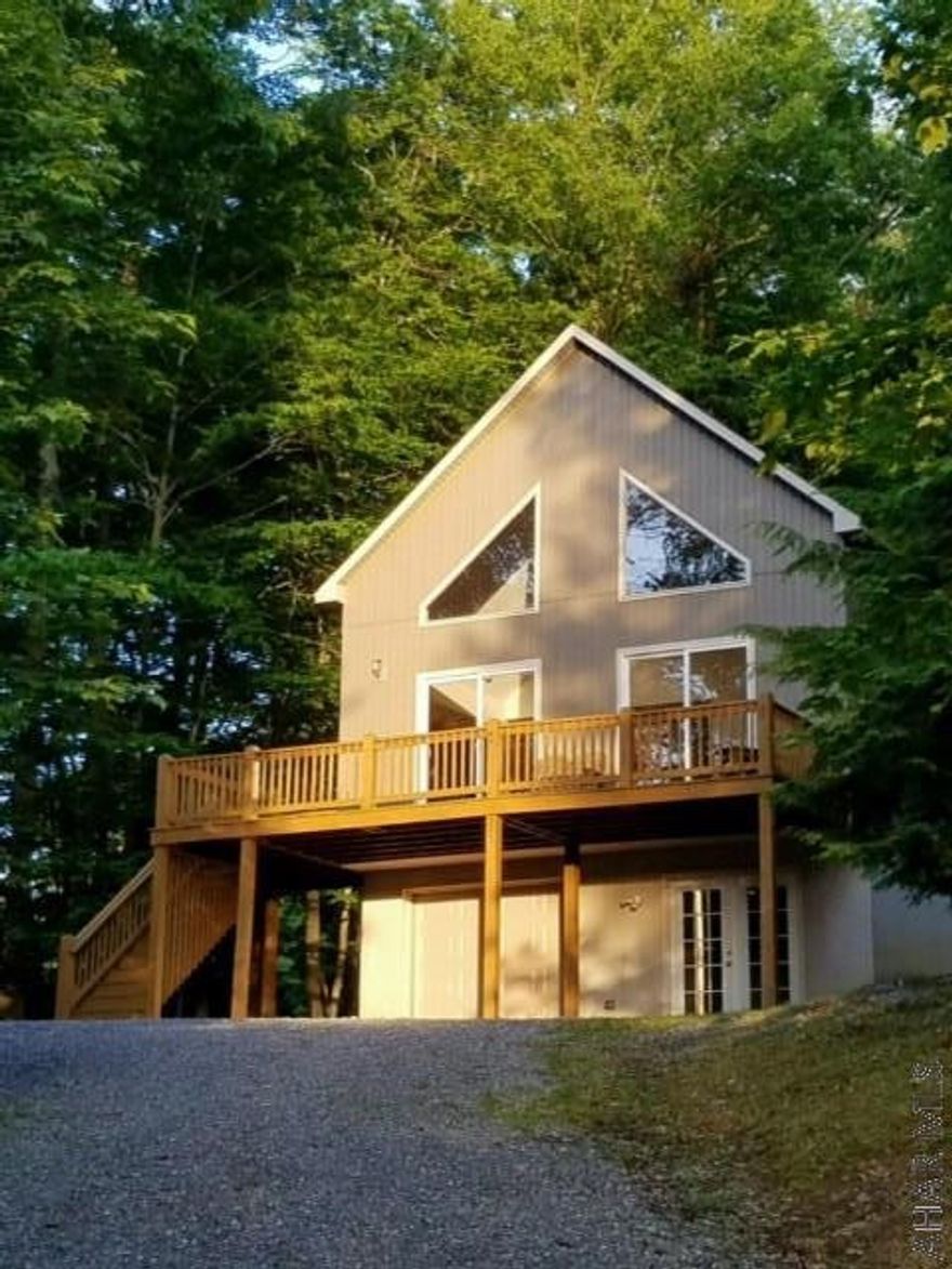 Immaculate home in Glendale Yearound on private 1/2 acre plus lot.  Needs nothing but moved in to.