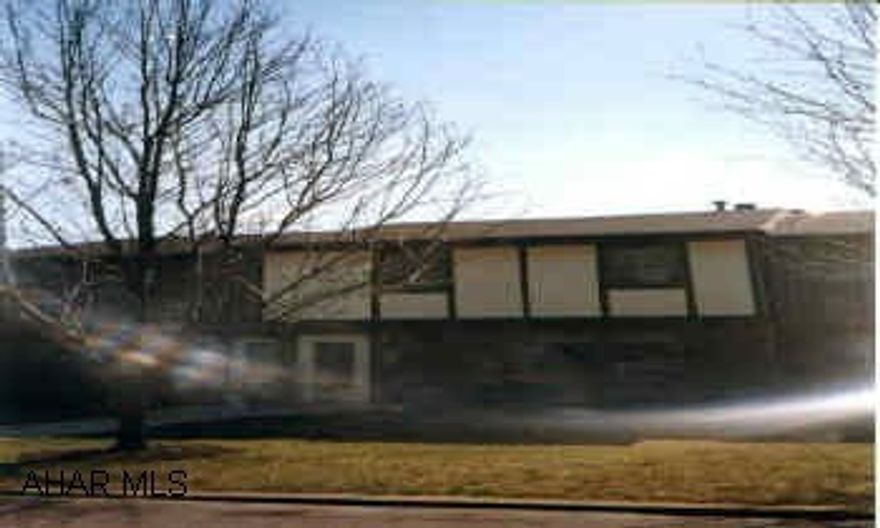 EXQUISITE 3 BEDROOM TOWNHOUSE WITH SUPER VIEW.  C/A, NEW DECK, OAK KIT., ATTIC STORAGE.