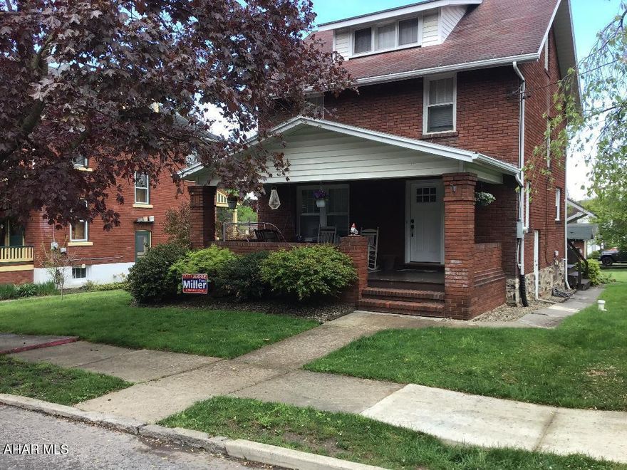 All brick 3BR 1.5BA on 57'x170' level lot in heart of the borough. The finished attic acts as additional bedroom. Walking distance to HASD schools.