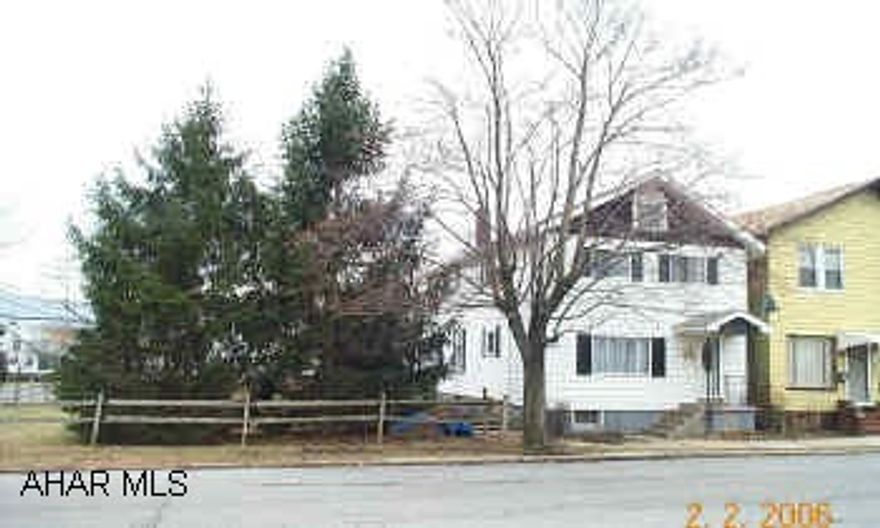 Real nice corner lot! - Newer kitchen - Walk in closet Real nice corner lot! - Newer kitchen - Walk in closet