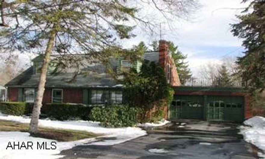 GREAT LOCATION. HARDWOOD UNDER CARPET, NICE LOT, RUBBER ROOF OVER GARAGE, SCREENED PATIO IN BACK, POSSESSION AFTER JUNE 15TH, .30 OF AN ACRE. TO SHOW CALL SHARON MULDOON 329-2516. GREAT LOCATION. HARDWOOD UNDER CARPET, NICE LOT, RUBBER ROOF OVER GARAGE, SCREENED PATIO IN BACK, POSSESSION AFTER JUNE 15TH, .30 OF AN ACRE. TO SHOW CALL SHARON MULDOON 329-2516.