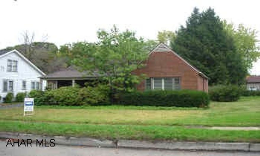 BRIGHT & CHEERFUL ONE STORY WITH LARGE LIVING ROOM, DINING ROOM, NEW KIT. W/CERAMIC TILE FLOOR, 2 BEDROOM, 1 BATH, BACK PATIO.  BRIGHT & CHEERFUL ONE STORY WITH LARGE LIVING ROOM, DINING ROOM, NEW KITCHEN W/CERAMIC TILE FLOOR. STOVE, REFRIG., DISHWASHER, WASHER & DRYER STAY. LARGE YARD WITH BRICK PATIO. LOT SIZE IRR. 60X140 ON ONE SIDE & 60X170 ON THE OTHER.