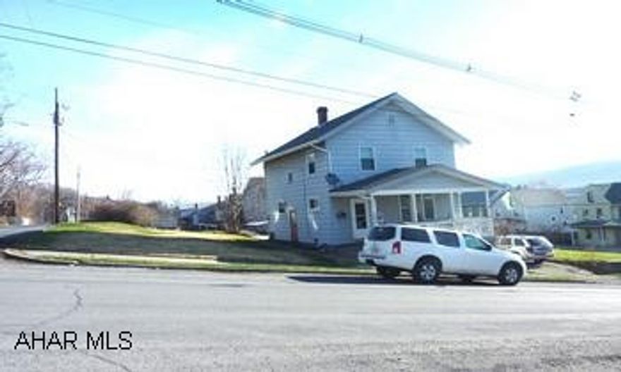 ALTOONA--CUTE THREE BEDROOM ON LARGE FLAT LOT.  MANY UPDATES--CERAMIC FLOORING, UPDATED KITCHEN AND BATH.  ALL APPLIANCES INCLUDED.  MOVE IN CONDITION. ALTOONA--CUTE THREE BEDROOM ON LARGE FLAT LOT.  MANY UPDATES--CERAMIC FLOORING, UPDATED KITCHEN AND BATH.  ALL APPLIANCES INCLUDED.  MOVE IN CONDITION.