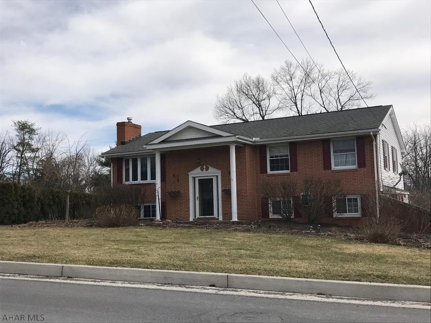 Very nice split entry home offers 3 bedrooms plus 3 bathrooms. Finished basement with family room, fireplace, 4 season room. Fenced yard with room for gardening.