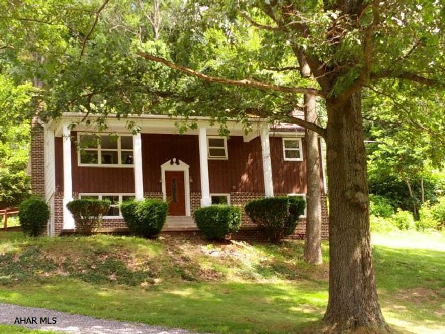 Updated Bi-level. Ceramic tile flooring in modern kitchen with maple cupboards, modern bath, solid oak doors on bedrooms and new carpet. Country setting on nice .92 acre lot.  #J-333