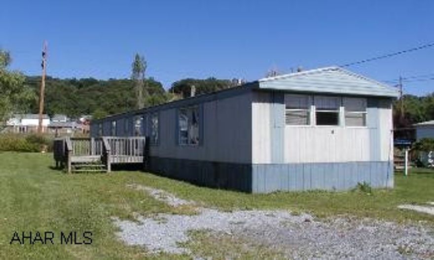 Very nice 2 bedroom, 2 bath mobile home with modern kitchen. New carpeting. 1990 Skyline. Very nice 2 bedroom, 2 bath mobile home with modern kitchen. New carpeting. 1990 Skyline.