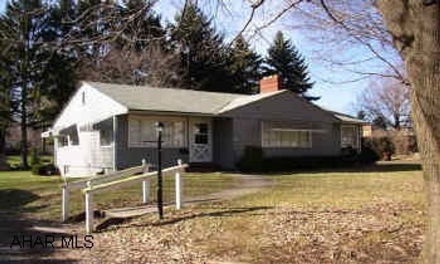 ELDORADO ONE STORY. THIS CUTE HOME SITS ON A LARGE "L" SHAPED LOT.  NEW FURNACE AND C/A IN 2003.  UNFINISHED BASEMENT WITH LOADS OF POTENTIAL.