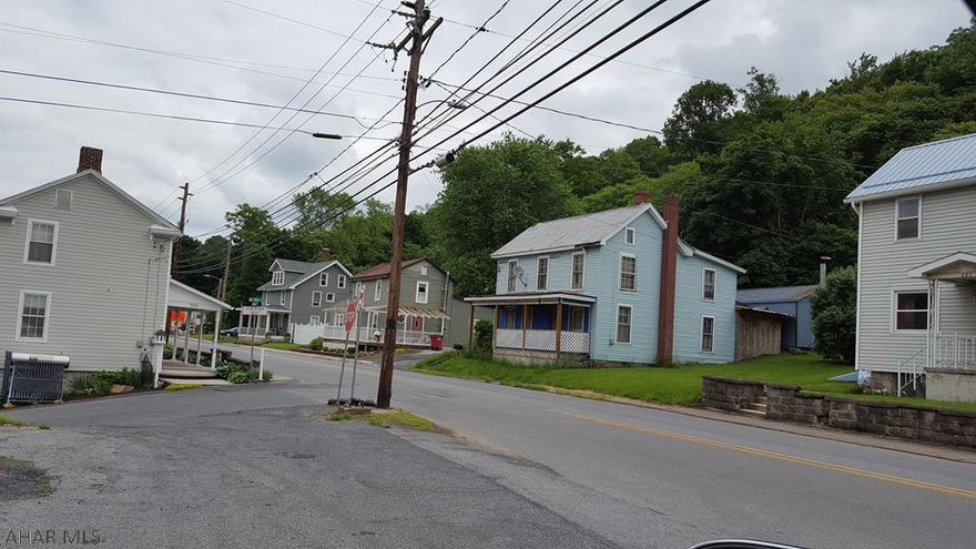 HOUSE NEED TLC, BUT COULD BE REMODELED INTO A BEAUTIFUL HOME , SELLER MOTIVATED