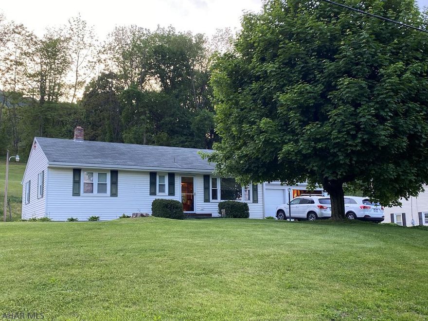 Well maintained 3 bedroom 1 bath ranch home on the outskirts of town in the Foor addition.  new Kitchen with stainless steel appliances, hardwood flooring , walk in shower, full walk up attic.
