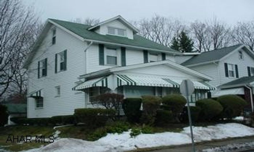 Great 3 bedroom home with 1-3/4 baths, semi-modern kitchen.  Formal dining room and large living room with adjoining sunroom.  1-car garage and  corner lot.  Wehnwood area. Great 3 bedroom home with 1-3/4 baths, semi-modern kitchen.  Formal dining room and large living room.  Natural trim throughout.  1-car garage and  corner lot.  Wehnwood area.