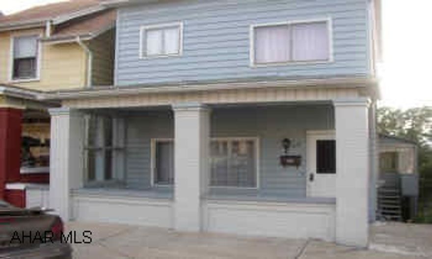 WELL MAINTAINED, CLEAN, HOME. OVERSIZED 1 CAR GARAGE. CEILING FANS THROUGHOUT.  ROOM OFF OF KITCHEN COULD BE USED AS A DEN OR A BEDROOM.  ELEM. SCHOOL ACROSS STREET.  NEW PIPES TO UPSTAIRS BATH ALSO NEW PIPES FROM STREET TO HOUSE.  WOOD DESTROYING INSECT TEST NEGATIVE - OCTOBER 2003.   CALL CRYSTAL FISHER X164.