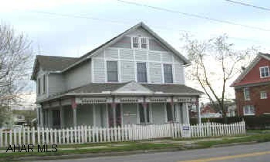 VERY SPACIOUS. NEW WINDOWS, ROOF, FURNACE, & GUTTERS. GREAT FOYER. FAMILYROOM. UPDATED ELECTRIC. WRAP AROUND PORCH. APARTMENT ABOVE GARAGE RENTS FOR $275/MONTH. CLOSED IN PORCH OFF MASTER BEDROOM.