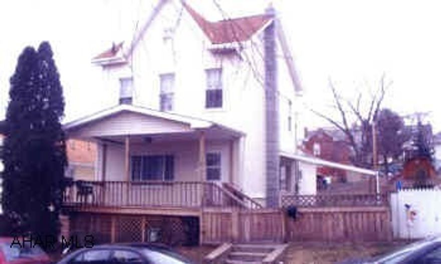 VERY NICE SPACIOUS ROOM, NEWER ROOF, NEWER OAK KITCHEN, FENCED YARD, OFF-STREET PARKING, 1ST FLOOR LAUNDRY AND 1/2 BATHROOM. VERY NICE SPACIOUS ROOM, NEWER ROOF, NEWER OAK KITCHEN, FENCED YARD, OFF-STREET PARKING, 1ST FLOOR LAUNDRY AND 1/2 BATHROOM.