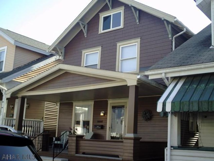 3bedroom 2 story home ready to move in. New carpet very spacious bedrooms with a large dinning room and living room. Level lot and a 1 car garage for your off street parking.