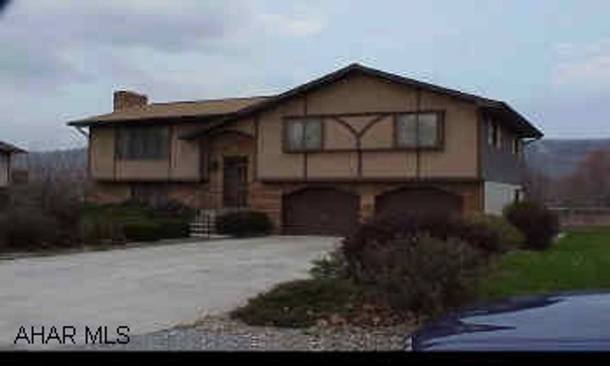 Alot of elbow room - Lovely 3-bedroom Bi-Level - Electric bill on a monthly budget plan of $125.