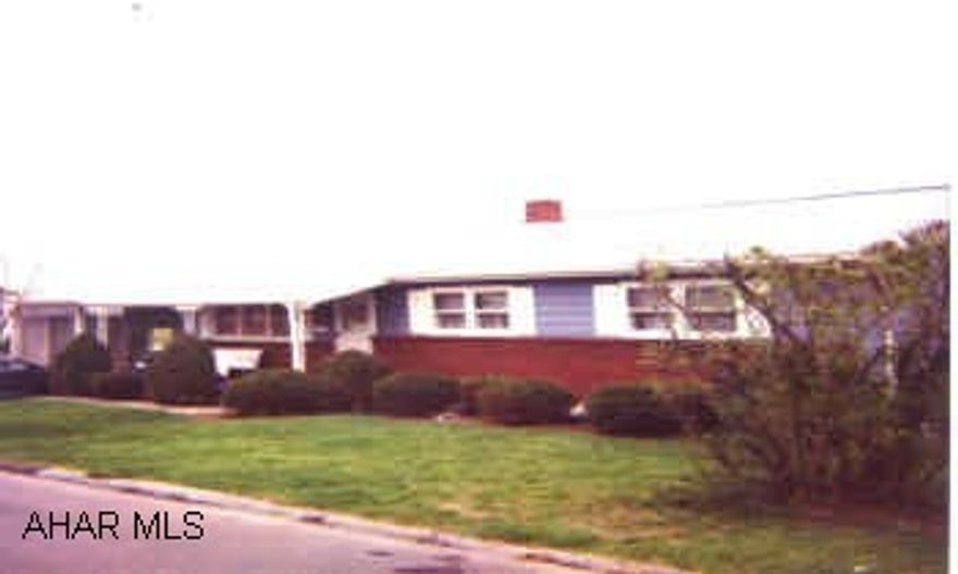 GREAT VIEW OF THE CITY. BEAUTIFUL NEIGHBORHOOD. RANCH HOME, SPACIOUS LOT 104X110. NEW ROOF IN 2001.