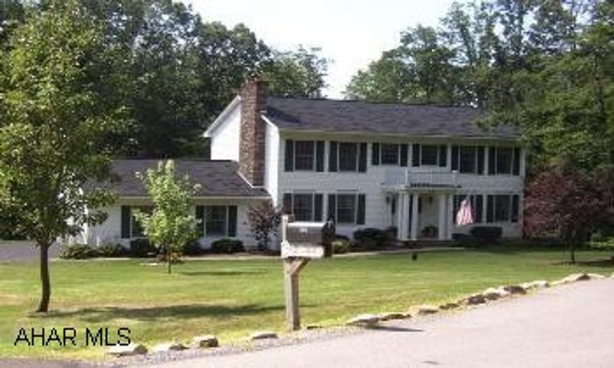 HOLBG/STONEHEDGE. LARGE PRIVATE SETTING. THIS CUSTOM BUILT 4/5 BR HOME IS THE LAST HOUSE ON A CUL-DE-SAC. THE AMENITIES INCLUDE UPDATED OAK KIT., LARGE FORMAL DR, 2 FAMILYROOMS W/GAS FIREPLACES, AND A BEAUTIFUL SCREENED SUNROOM. HOLBG/STONEHEDGE. LARGE PRIVATE SETTING. THIS CUSTOM BUILT 4/5 BR HOME IS THE LAST HOUSE ON A CUL-DE-SAC. THE AMENITIES INCLUDE UPDATED OAK KIT., LARGE FORMAL DR, 2 FAMILYROOMS W/GAS FIREPLACES, AND A BEAUTIFUL SCREENED SUNROOM.