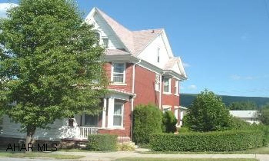 ALL BRICK 4 TO 5 BEDROOM ON HUGE MANICURED CORNER LOT! 1ST FLOOR LAUNDRY, FORMAL DR, AND OFFICE. ALL BRICK 4 TO 5 BEDROOM ON HUGE MANICURED CORNER LOT! 1ST FLOOR LAUNDRY, FORMAL DR, AND OFFICE.