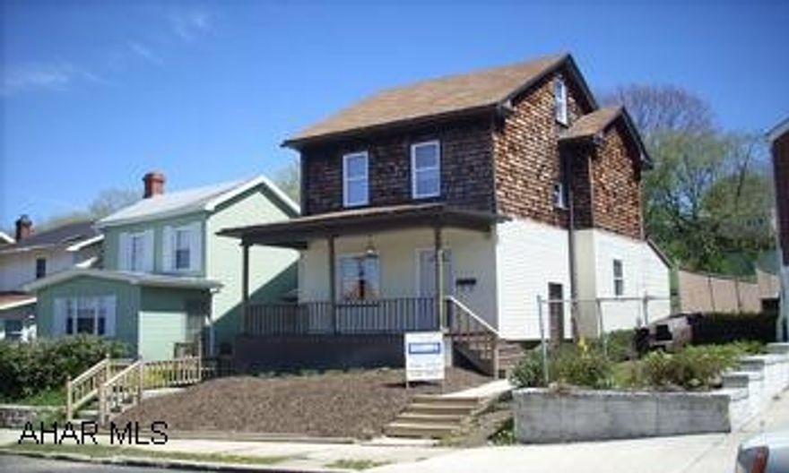 2 STORY VINYL TOTALLY REMODELED INTERIOR. 3RD FLOOR 3RD BEDRM. OAK KIT., NEW FURNACE, WINDOW, UPDATED ELECTRIC.