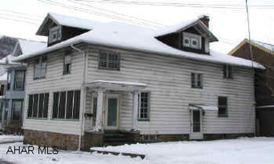 3 bedroom home on corner lot. 3 bedroom home on corner lot.