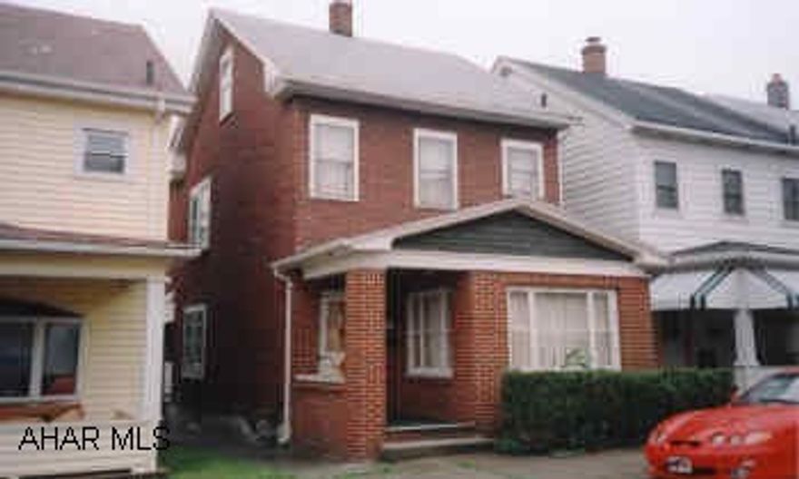 NICE STARTER HOME. NICE HARDWOOD FLOORS.  SELLER WILL PAY THE SELLING AGENCY A $500 SELLING BONUS.