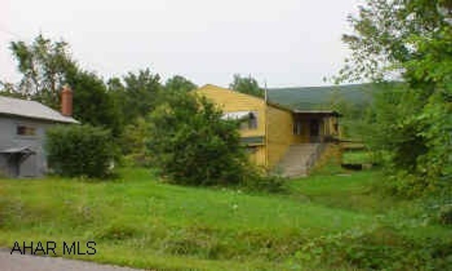 ONE 3 BEDROOM, 1 BATH RANCHER IN NEED OF SOME T.L.C. PLUS ONE HOME, 3 BEDROOMS, 1 BATH IN NEWER CONDITION.  BOTH ON ONE LOT SIZE 132 X 330, PLUS 4 ACRES IN THE BACK. ONE 3 BEDROOM, 1 BATH RANCHER IN NEED OF SOME T.L.C. PLUS ONE HOME, 3 BEDROOMS, 1 BATH IN NEWER CONDITION.  BOTH ON ONE LOT SIZE 132 X 330, PLUS 4 ACRES IN THE BACK.