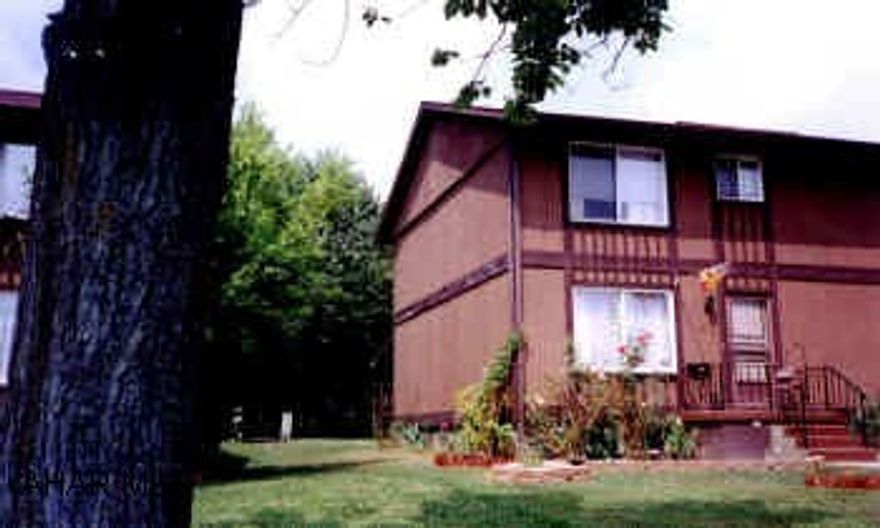 TOWNHOUSE WITH NEWER CARPETING AND UPDATED KITCHEN. PRICED TO SELL.