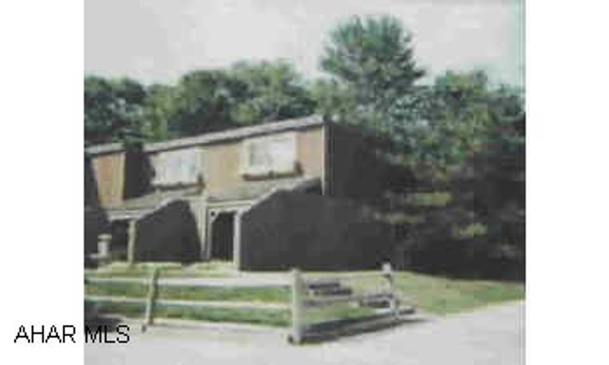 $80/mo assoc fee includes W&S & Garbage. Also incl exterior maintenance (Bldg & grounds). New paint & W/W (1999). Includes stove, refrig, dishwasher & disposal. "Move-in". Priced to sell! Call Linda for details. $80/mo assoc fee includes W&S & Garbage. Also incl exterior maintenance (Bldg & grounds). New paint & W/W (1999). Includes stove, refrig, dishwasher & disposal. "Move-in". Priced to sell! Call Linda for details.
