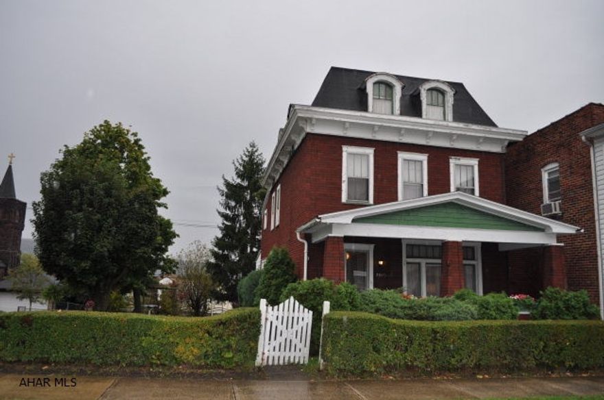 GOOD LOCATION FOR THIS LARGE HOME EATIN KITCHEN WITH BREAKFAST BAR DOUBLE LOT. WITH SOME REPAIRS WOULD MAKE A GREAT HOME