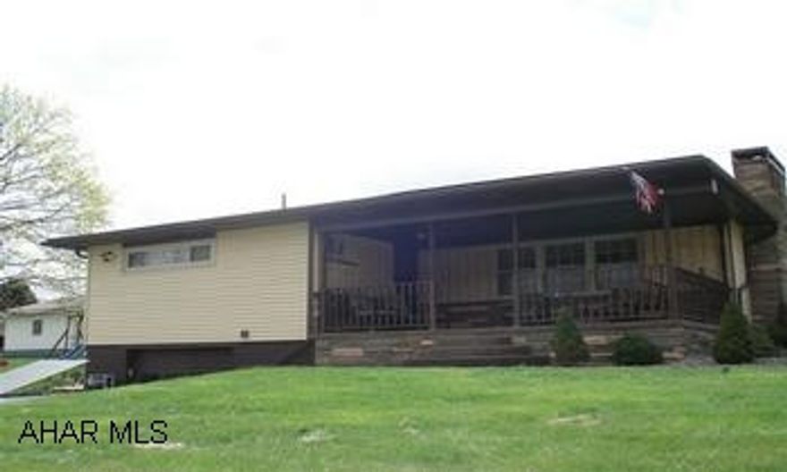 TYRONE RANCH W/ 3 BR., 1.5 BATH.LR., DR., KITCHEN, HARDWOOD FLOORS FIREPLACE, BRAND NEW BATH, AND SCREENED PORCH TYRONE RANCH HOME ON ALRGE LOT. W/3 BR., BRAND NEW FULL BATH, LR., W/ FIREPLACE, DR. W/ HARDWOOD FLOORS, KITCHEN W/ APPLIANCES. LARGE COVERED PORCH & 10 X 18 SCREENED PATIO TOO! 17 X 37INTERGAL GARAGE!