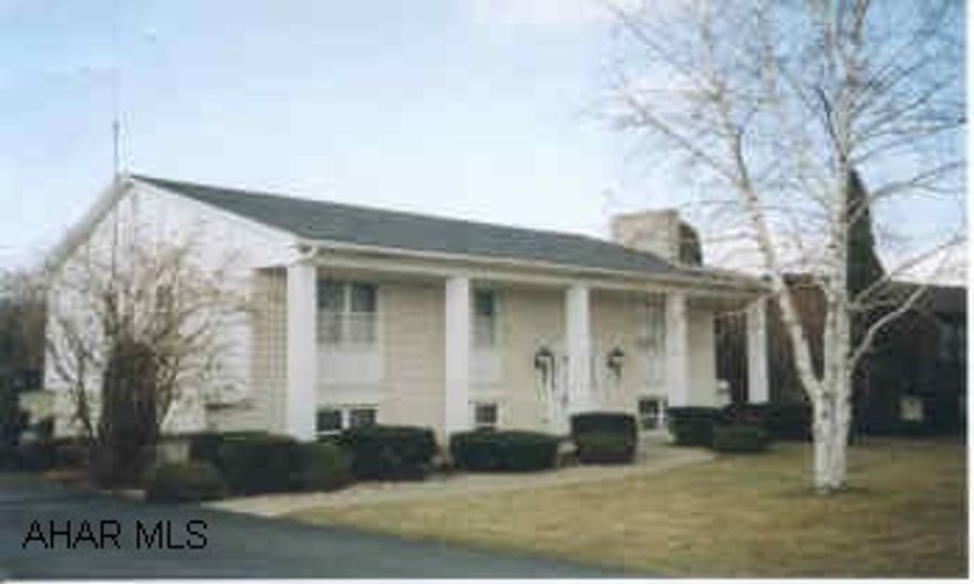 NICE BI-LEVEL WITH INGROUND POOL.  LARGE LOT.  2 FIREPLACES.  REASONABLE UTILITY BILL.