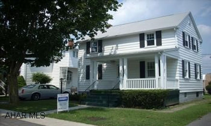 2 BEDRM TWO STORY FRESHLY PAINTED W/ REMODELED BATH AND NEW VINYL AND NEW KIT. COUNTERTOPS. UPDATED MECHANICS. LG MBR IN TOY TOWN! COMMODE IN BSMT.