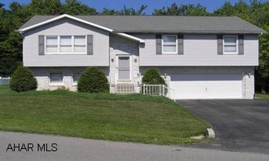 Great home in Bellwood, Excellent condition, like new, quality construction. Great home in Bellwood, Excellent condition, like new, quality construction.