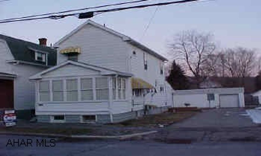 2 Story, 3BR Alum/Vinyl sided- 4 Car Garage, Patio. Well Maintained on Double 50x120 Level Lot. Thermopane Windows 2 Story, 3BR Alum/Vinyl sided- 4 Car Garage, Patio. Well Maintained on Double 50x120 Level Lot. Thermopane Windows