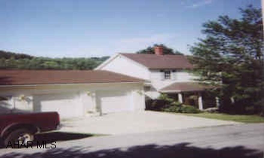 vinyl sided 2 story  det 2 car garage