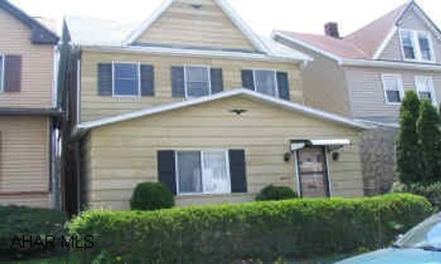 Great starter home!!  3 Bedrooms, bonus room, 1.25 baths, living room, dining room, eat-in kitchen, 1 car garage with off street parking, nice 25x120 lot. Great starter home!!  3 Bedrooms, bonus room, 1.25 baths, living room, dining room, eat-in kitchen, 1 car garage with off street parking, nice 25x120 lot.