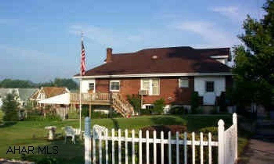 Cape Cod with new kitchen & roof. Good mechanics.