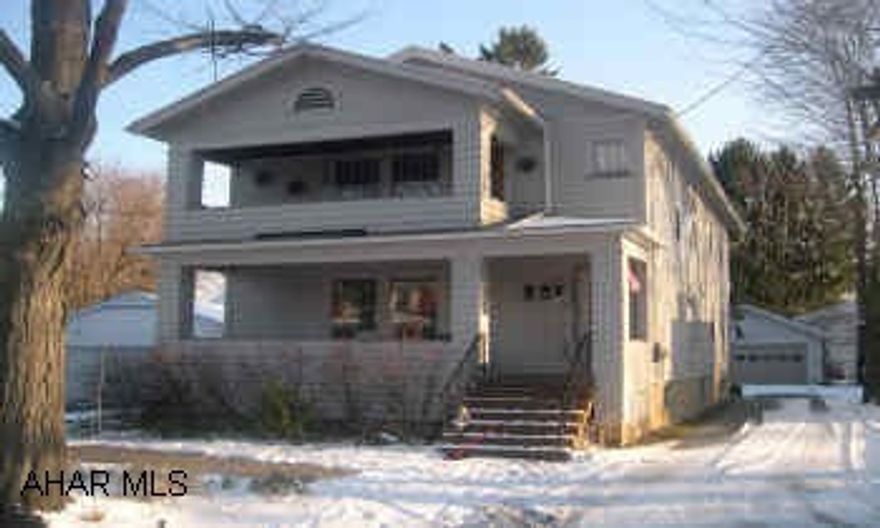 Very nice duplex in the Baker School Area of LLyswen. Nice floor plan with 2BR, 1BT, Liv, Din, Kit on each floor. Common stairway to basement with laundry facilities.