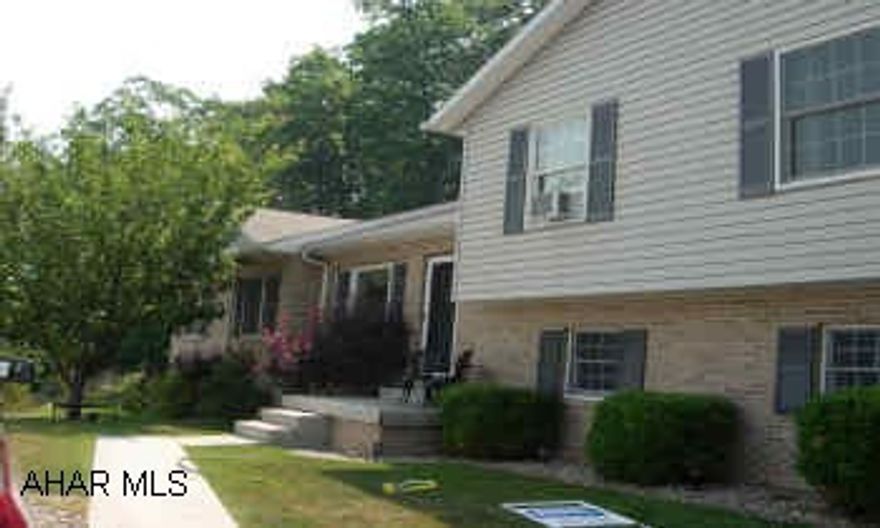 SPLIT LEVEL ON  APPROX. 1 ACRE  WITH FOUR BEDROOMS, 3.5  BATHS,  BEAUTIFUL KITCHEN. ELEGANT LG. HOME.  GREAT FOR ENTERTAINING, SPLIT LEVEL ON  APPROX. 1 ACRE  WITH FOUR BEDROOMS, 3.5  BATHS,  BEAUTIFUL KITCHEN, PRIVATE YARD WITH HEATED INGROUND POOL.   LG. FAMILY R, GAME ROOM, EXERCISE ROOM, SPECTACULAR MASTER BEDROOM SUITE, 3 ADDITIONAL BR, EBNER ELEMENTARY SCHOOL. DELAYED POSSESSION.