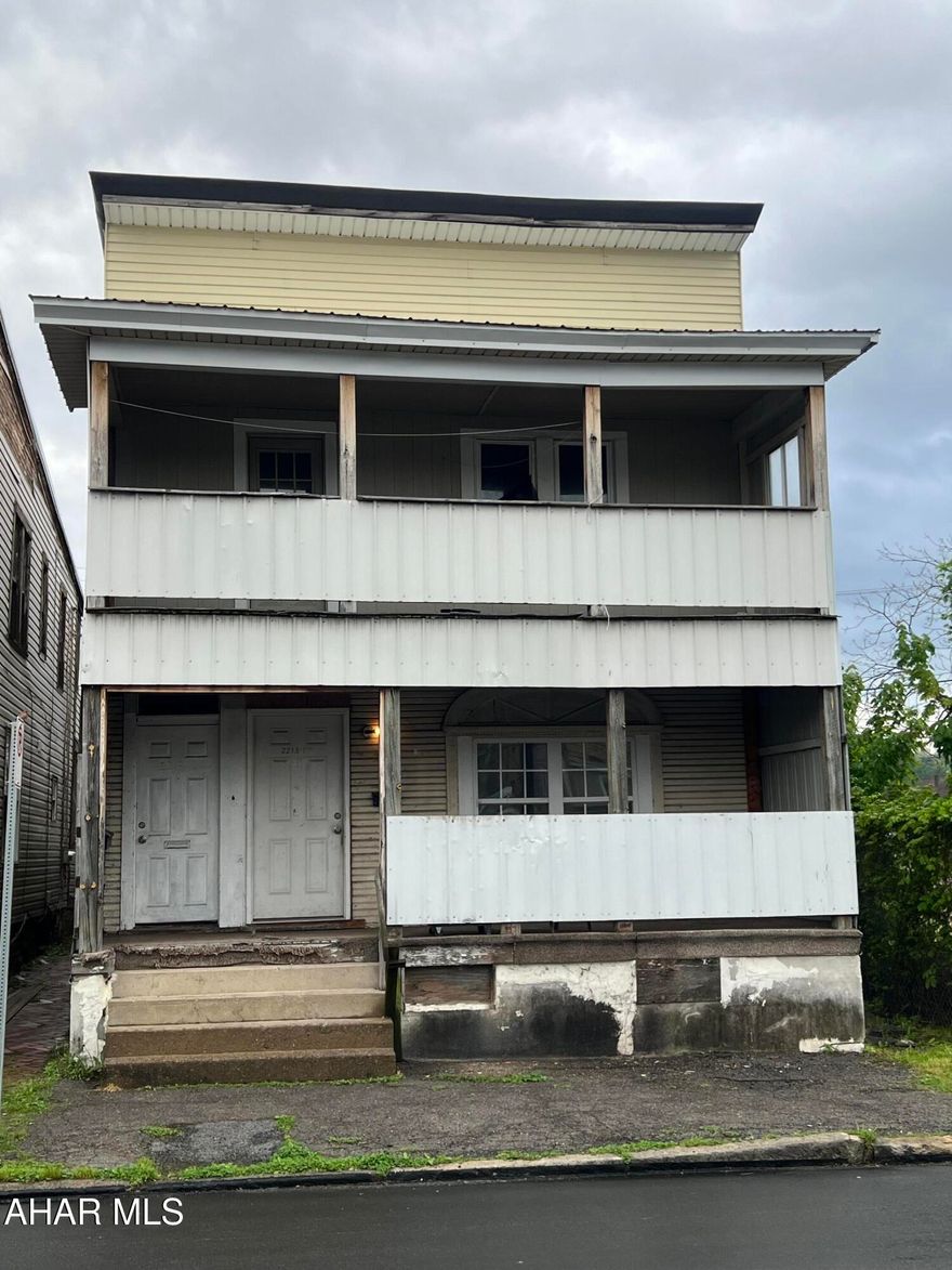 Duplex with separate utilities!!! Bring your imagination and renovations! Call to schedule your private showing