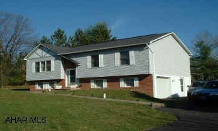 NICE VINYL SIDED FAMILY HOME ON .67 ACRES IN SYLVAN HILLS. SETS BACK FROM THE ROAD. NICE FLOOR PLAN  Fresh  PAINT & CARPET. HOME WARRANTY INCLUDED. Electric Bills on file in Office