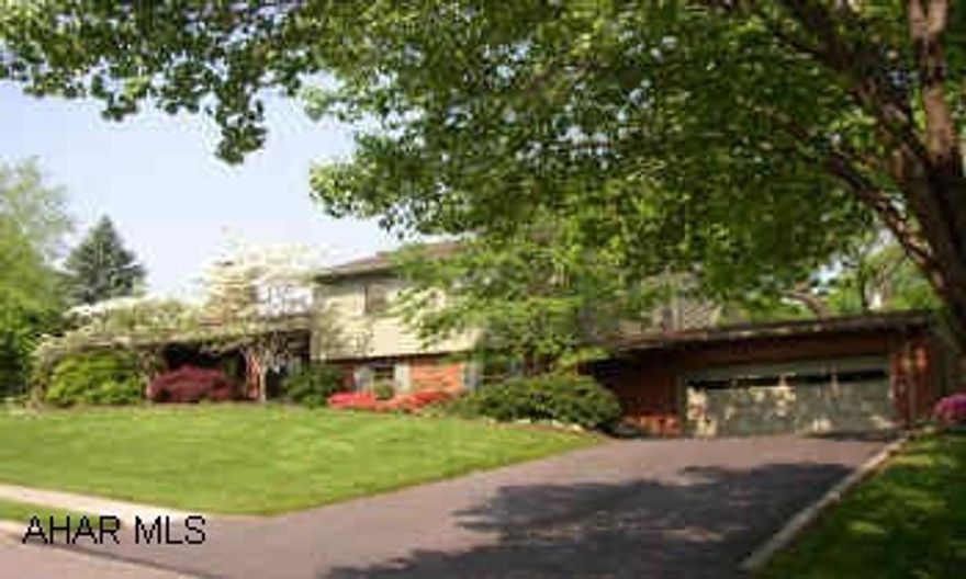 LOVELY MULTI-LEVEL HOME ON A GORGEOUS WOODED LOT WITH A FISH POND.  THIS HOME HAS SPACIOUS ROOMS WITH LOTS OF LIGHT.  METICULOUSLY MAINTAINED.  CENTRAL VACUUM, ZONED HEAT W/ C/A, SKYLIGHTS, DUAL FIREPLACE, OAK TRIM AND HW FLRS.